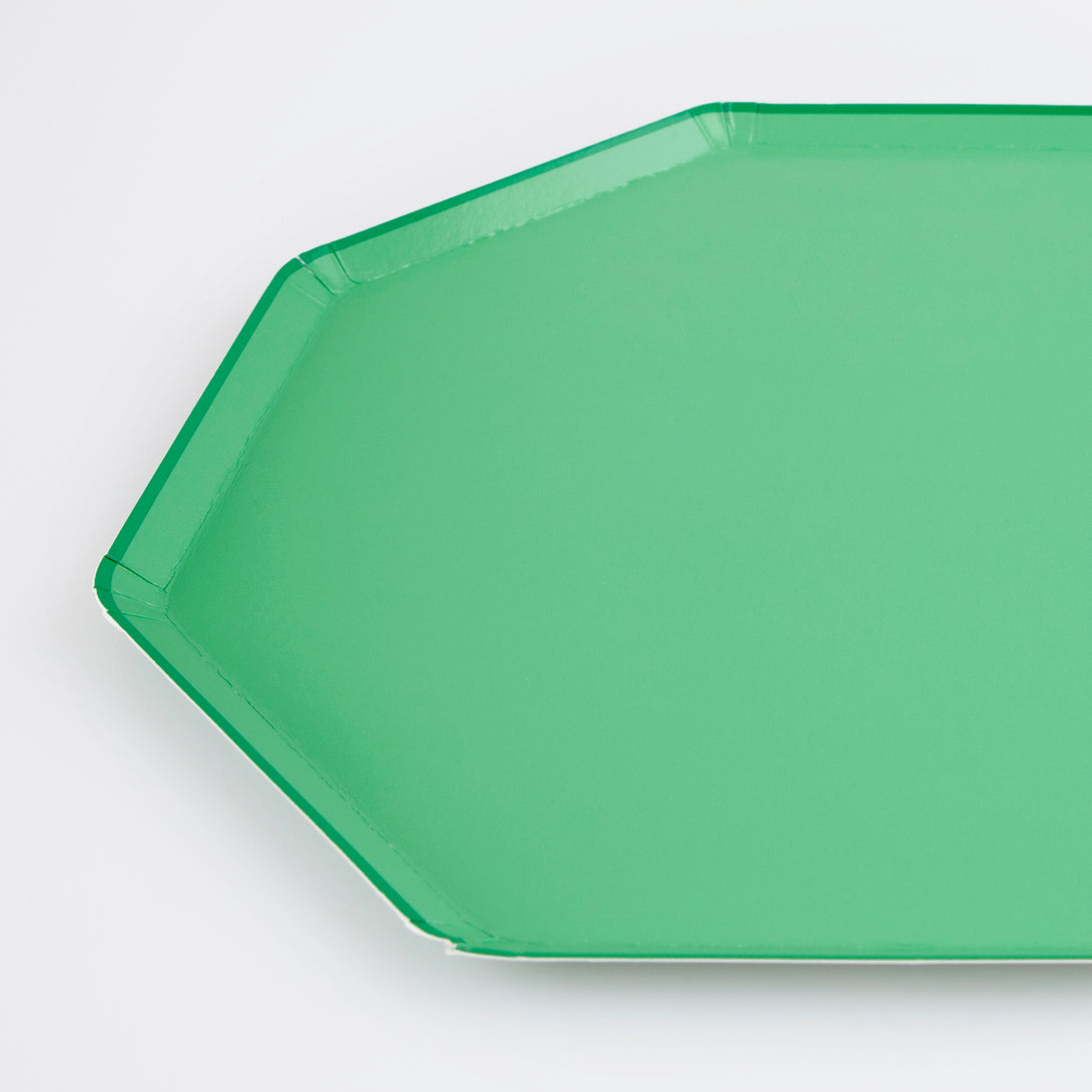 Our paper plates, with an octagonal design and emerald green color, are perfect as garden party plates or for a picnic.