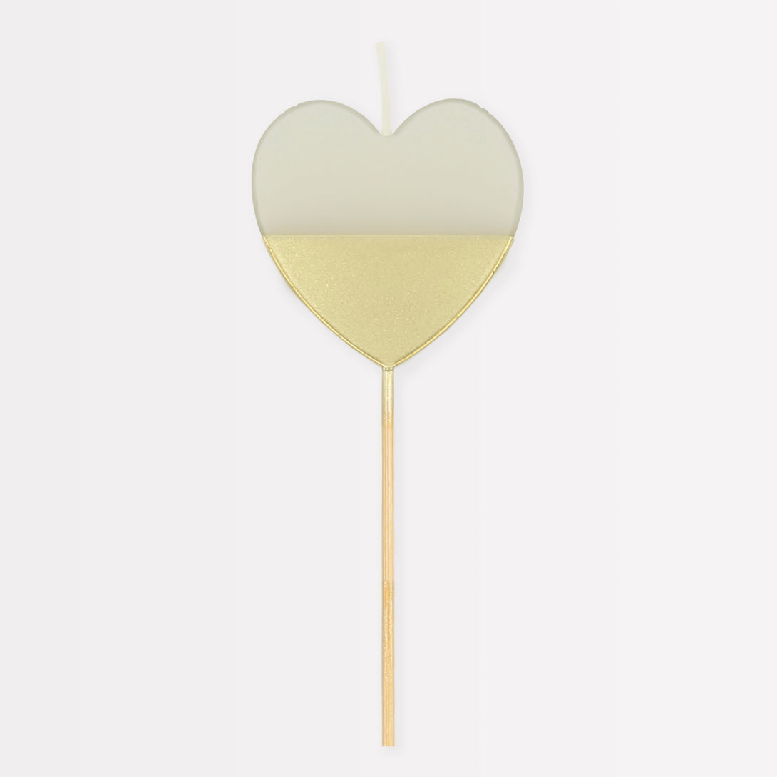 Add a special touch to a romantic cake with our heart-shaped candle with gold details.