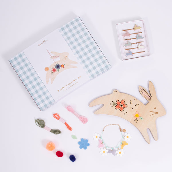 This Easter gift set includes Easter hair slides, an Easter bracelet and an Easter craft kit.
