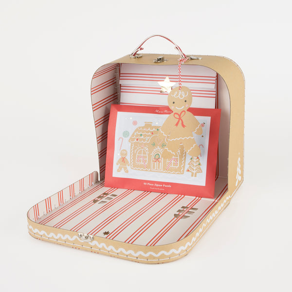 Our Christmas suitcase, in the shape of a gingerbread house, contains a coloring poster, stickers and a puzzle. Image2