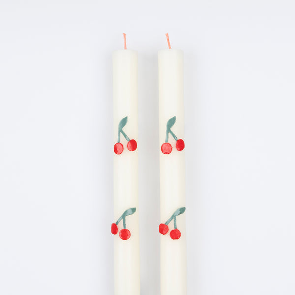 These table candles, with colored wicks and cherry details, are ideal as a host gift or when you're looking for decorative candles. Image4