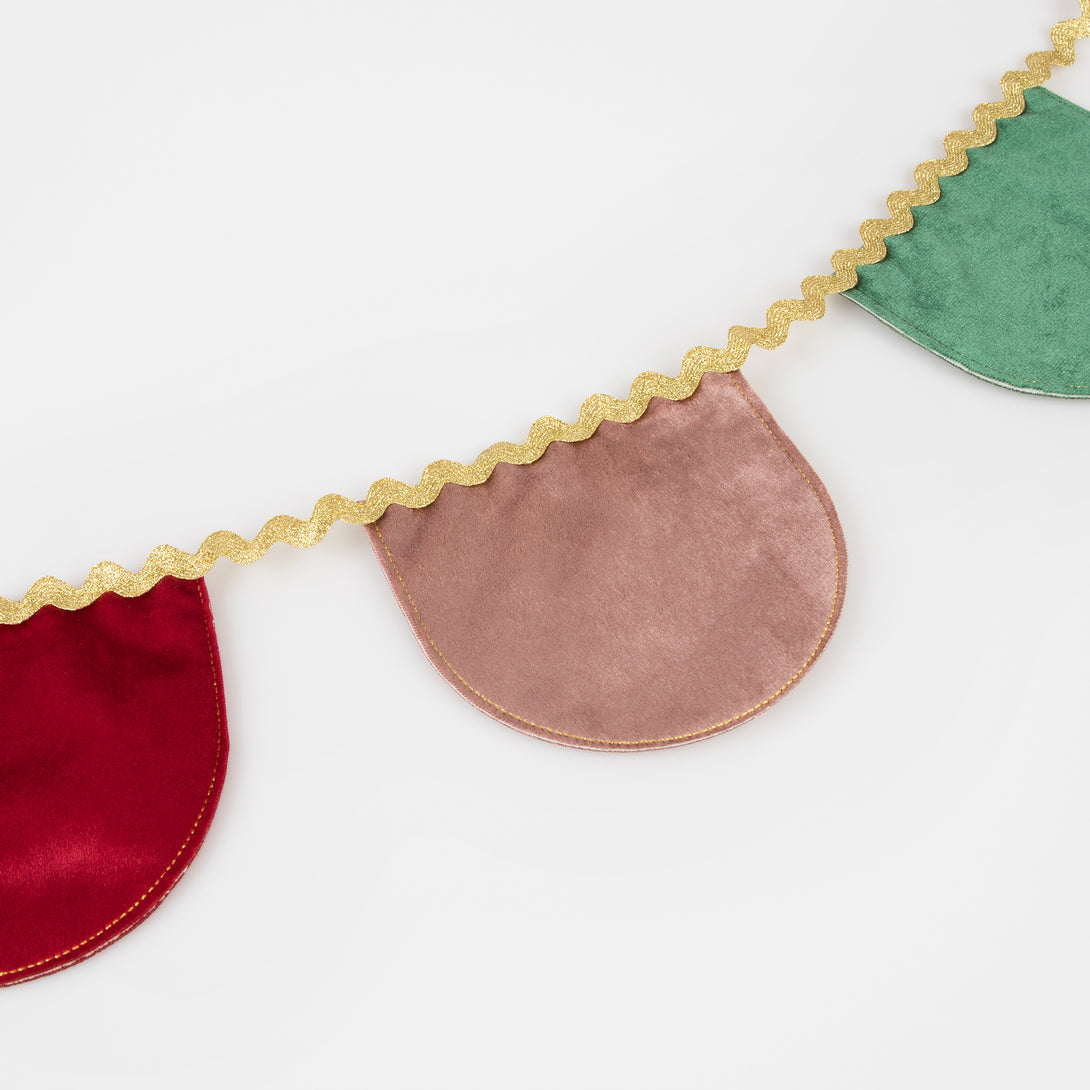 Our Christmas garland, made with luxurious velvet, is the perfect accessory for the holidays.