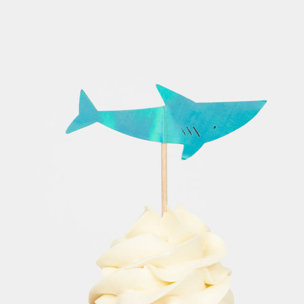 Our special under the sea set includes a stunning sea garland, plates, napkins, cupcake kit and 3D shark cups. Image1