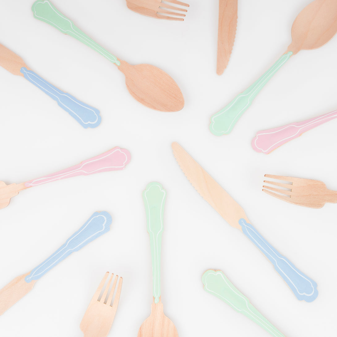 Our disposable cutlery, made from birch wood, features an elegant design and pretty pastel colored handles.