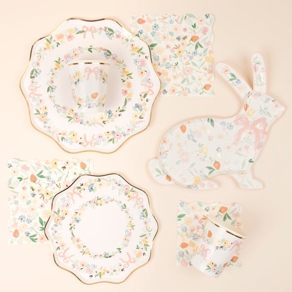 Our party plates, with a pretty flower and on-trend bow design, are really elegant. Image4
