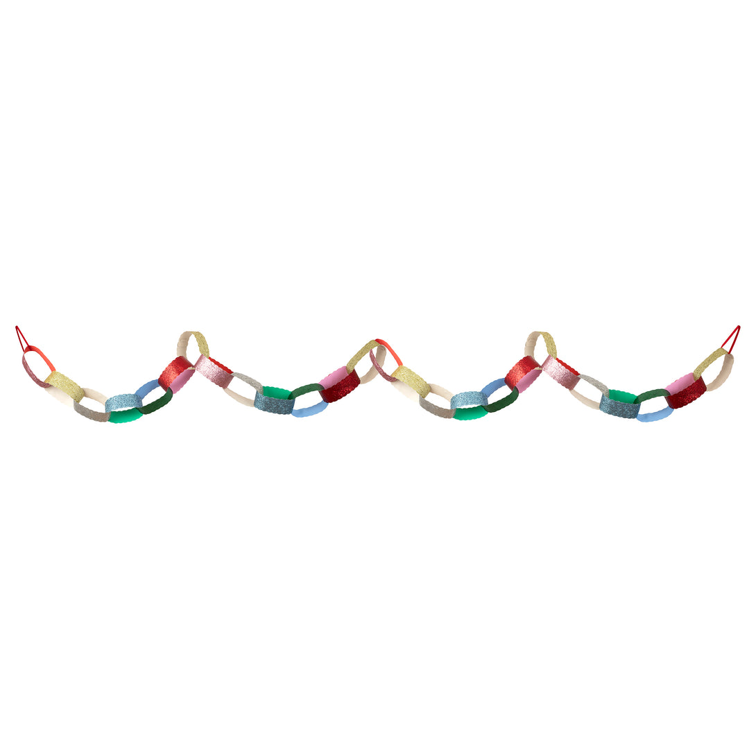 Our Christmas paper chains feature scalloped edges and glitter details, easy to construct for a chic effect. Image5
