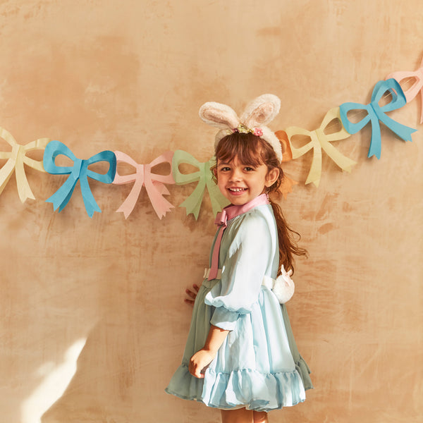 Our pack of 3 party garlands, with colorful bows, is ideal as Easter decorations. Image2