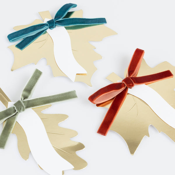 Our dinner party place cards are shaped like leaves, with gold foil details and elegant velvet ribbon bows, perfect for fall parties. Image3