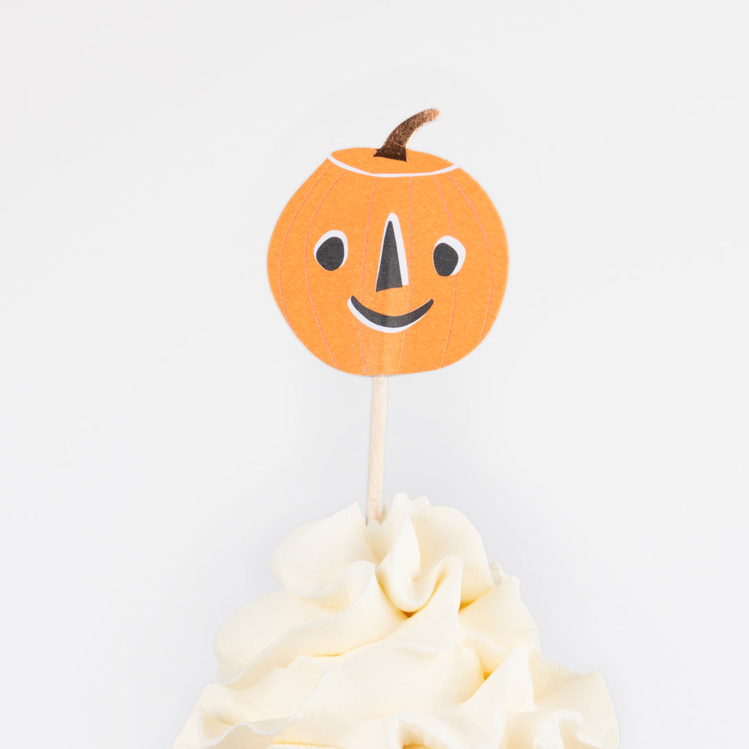 Make Halloween cupcakes look terrific with our cupcake kit, including cupcake toppers and cupcake cases.