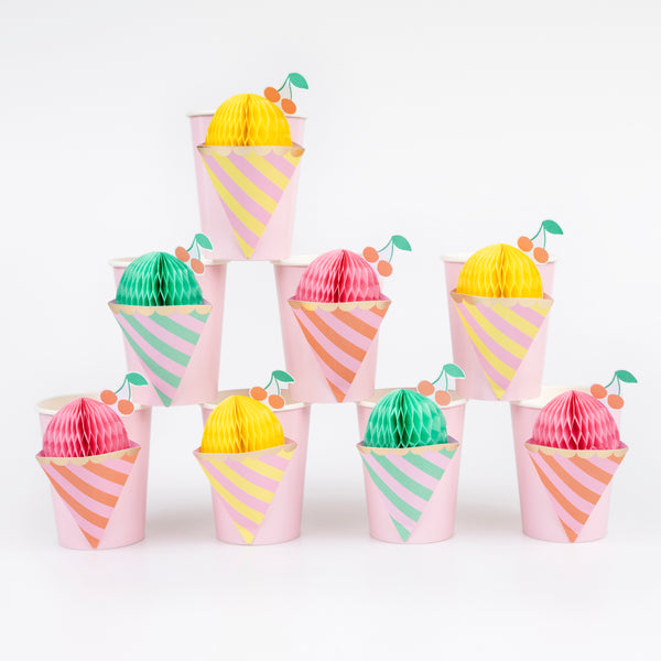 Our ice cream party set is ideal for celebrations with a summery vibe, includes tableware, ice cream tubs and spoons and a garland. Image9