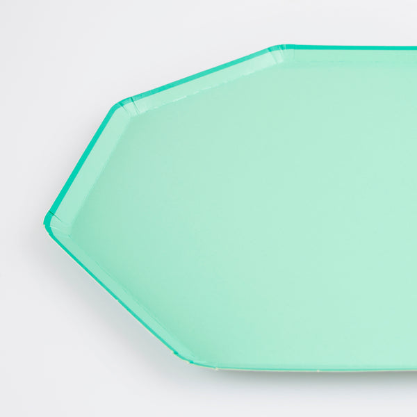 Our paper plates, in a soft green color with an octagonal shape, are the perfect party plates for any celebratory dinner. Image3