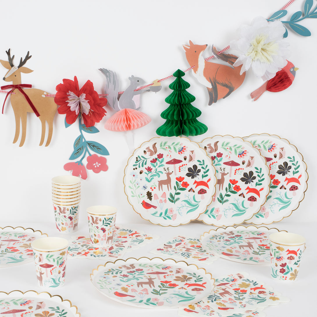 Our winter woodland party set features a statement winter garland, dinner plates, paper napkins and party cups.