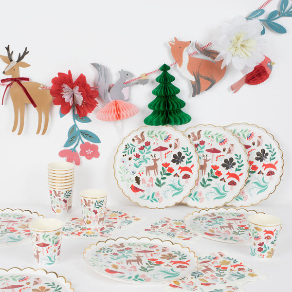 Our winter woodland party set features a statement winter garland, dinner plates, paper napkins and party cups.