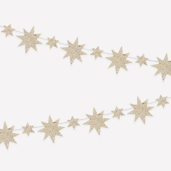 Hang up our Christmas garland, with gold glitter stars, to add a special shimmering look to your festivities. Image1
