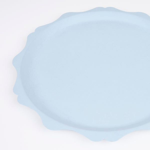 Our compostable plates, made from bamboo and sugar cane, are a soft blue and, with their decorative edge, will look very special at any party. Image3