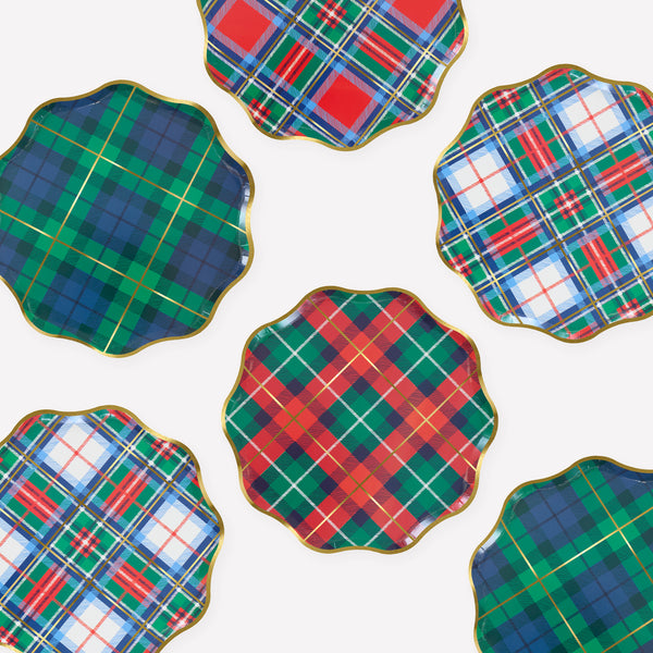 Our Christmas plates, made from paper, feature a plaid design mix in festive colors with shiny gold foil details and a wavy border. Image1