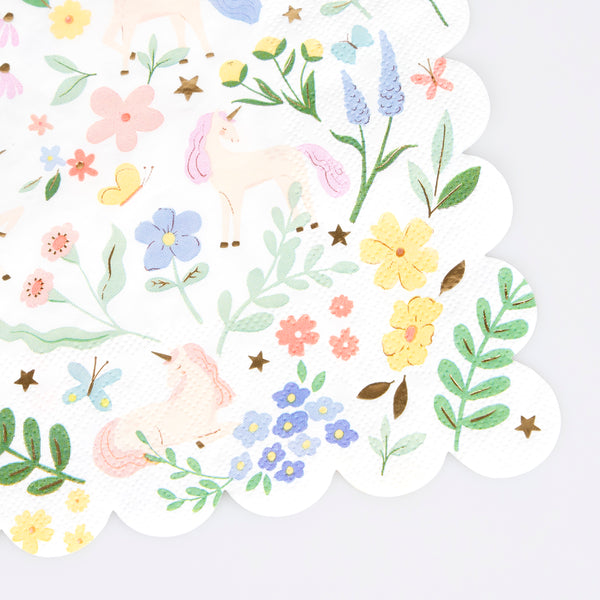 Make your unicorn party, or princess party, look amazing with our unicorn set including plates, napkins, party bags, birthday candles and a garland. Image6