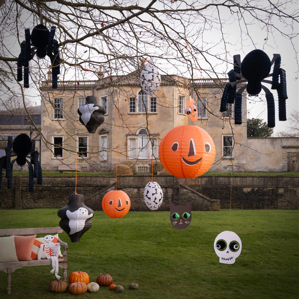 Our paper lanterns, in black, orange and white, feature classic Halloween characters, ideal for your Halloween party decorations. Image2