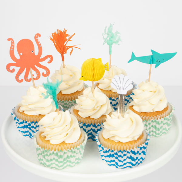 Our special under the sea set includes a stunning sea garland, plates, napkins, cupcake kit and 3D shark cups. Image9