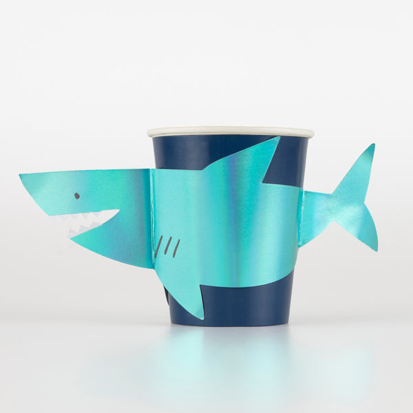 Our special under the sea set includes a stunning sea garland, plates, napkins, cupcake kit and 3D shark cups. Image7