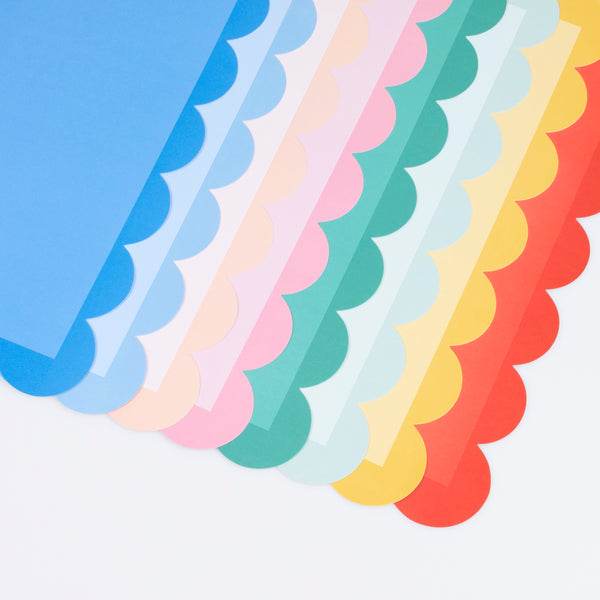 Our scalloped placemats are perfect for special meals, in colors that will suit any occasion, a great host gift. Easy to use and disposable. Image2