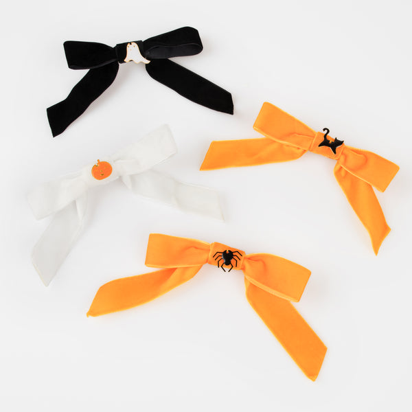 Our Halloween hair clips, crafted with velvet bows and Halloween character charms, look amazing. Image6