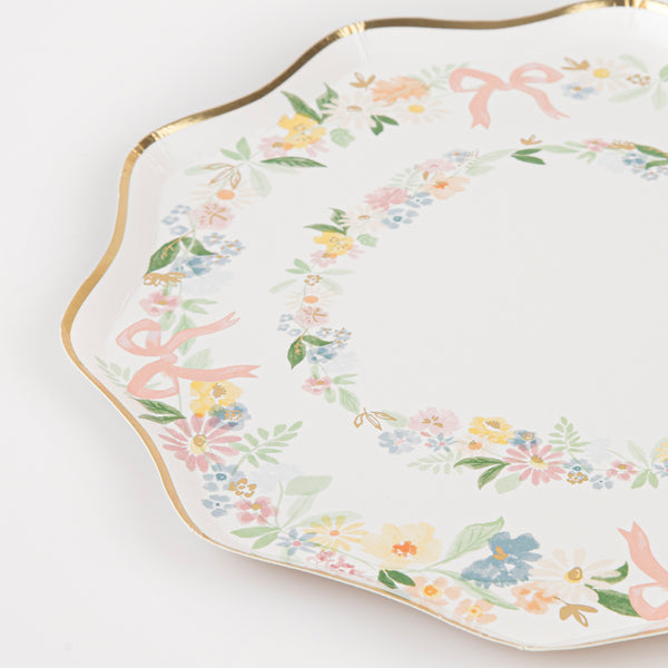 Our party plates, with a pretty flower and on-trend bow design, are really elegant. Image3