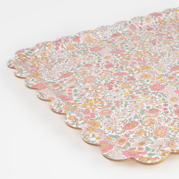 Our large tray has a scalloped edge, Liberty floral print design, melamine coating and is crafted from plywood, for practicality with style. Image3