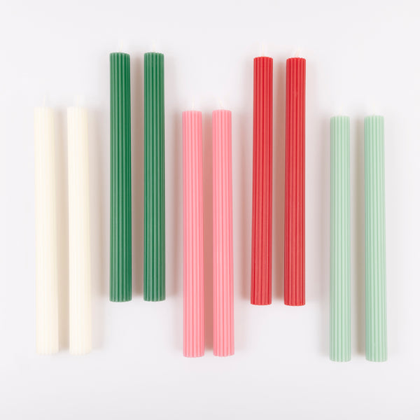 Our Christmas candle gift box features 10 ridged table candles, in 5 joyful colors, presented in a box with a classic Liberty print designs. Image4