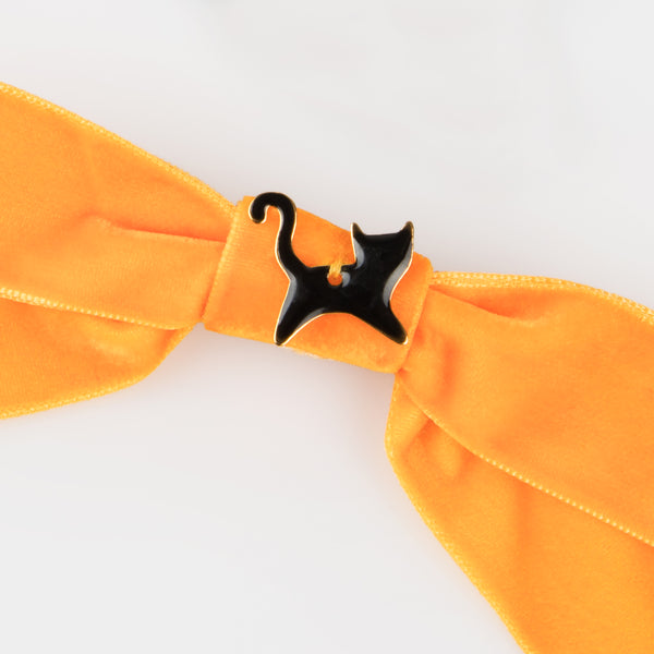 Our Halloween hair clips, crafted with velvet bows and Halloween character charms, look amazing. Image5