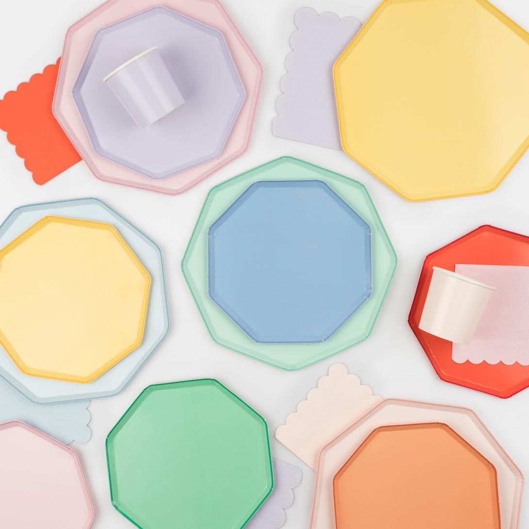 Our paper plates in an octagonal shape with a sky blue color are ideal as baby shower plates.