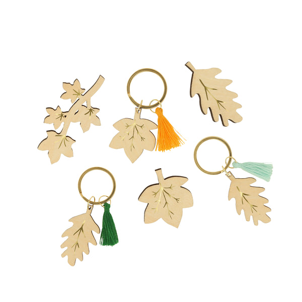 Our Thanksgiving crackers are made with crepe paper, golden leaves and velvet bows, and each have a luxury gift of a brooch or keyring. Image2