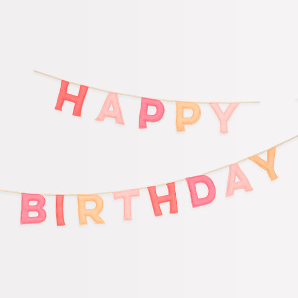 Our happy birthday garland has felt letters in peach and pink tones, ideal to reuse year after year.