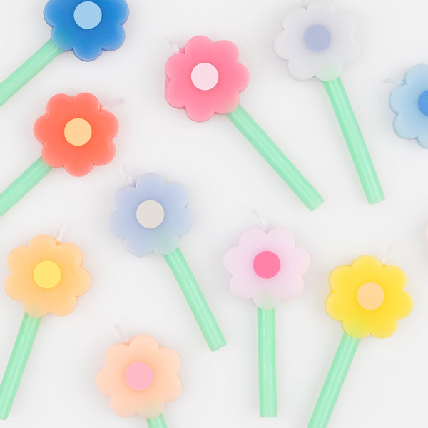 Our mini cake candles are made in the shape of colorful daisies, perfect as cake decorations. Image4