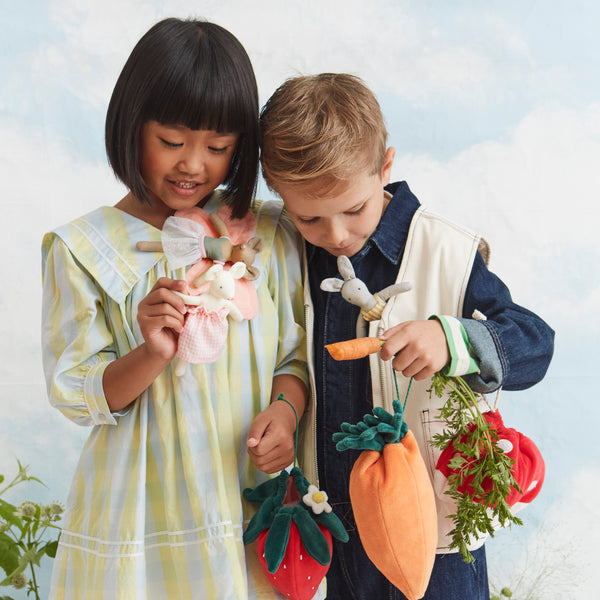 Our special play set includes a mini fabric mouse doll, with fairy wings, and a velvet mushroom drawstring pouch. Image2