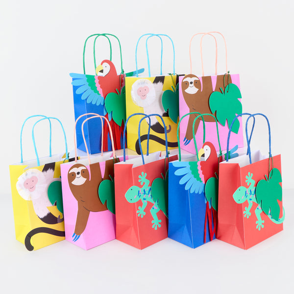 Make your jungle party end in style by handing guests our party favor bags, beautifully decorated with rainforest animals. Image1