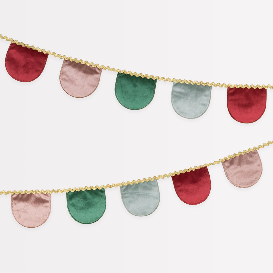 Our Christmas garland, made with luxurious velvet, is the perfect accessory for the holidays.