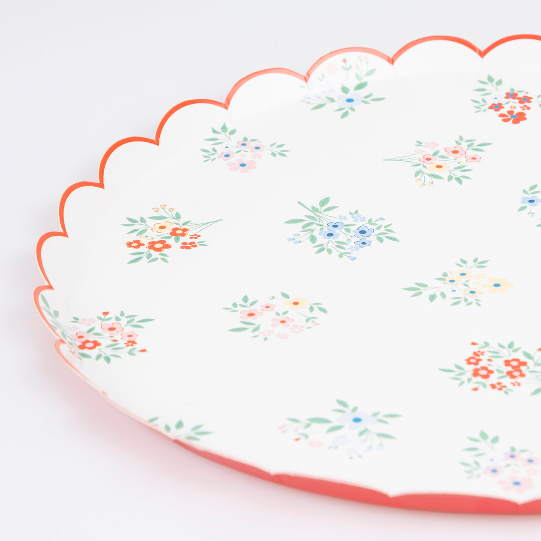 Our floral dinner plates, with scalloped red borders, give a classic yet contemporary look to a garden party, baby shower or bridal shower.