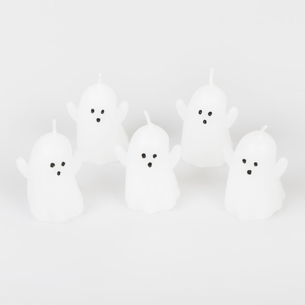 Our Halloween candles, crafted in the shape of little ghosts, are ideal as decorations or to give an eerie flicker of light on your party table. Image3