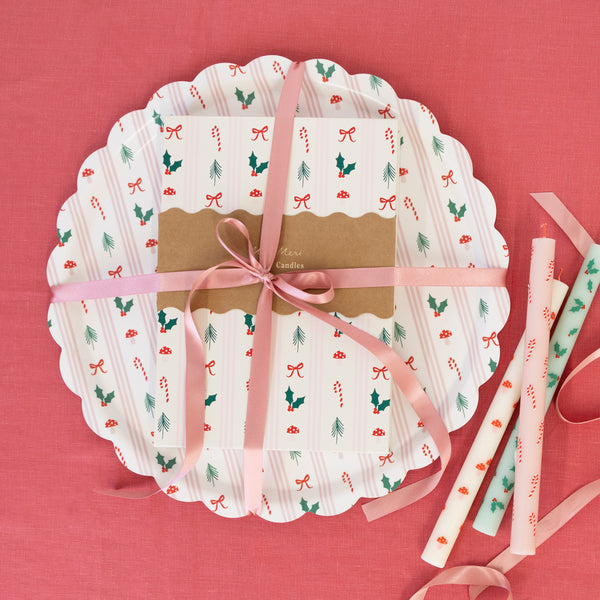 Our Christmas host gift set features a festive wooden tray and a pretty keepsake box filled with beautiful Christmas candles. Image1