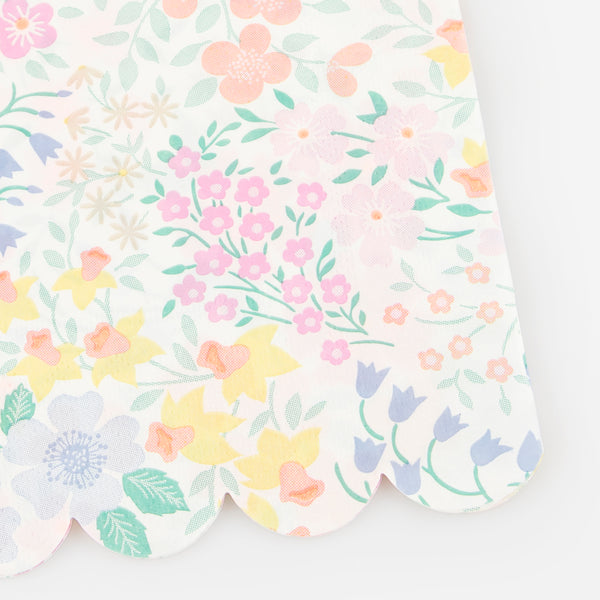 Our long paper napkins, with a pretty pastel floral design, are perfect to add to your spring or summer tableware. Image2