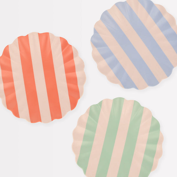 Our small bamboo plates are perfect as cocktail party plates or as side plates for any party or picnic. Image7
