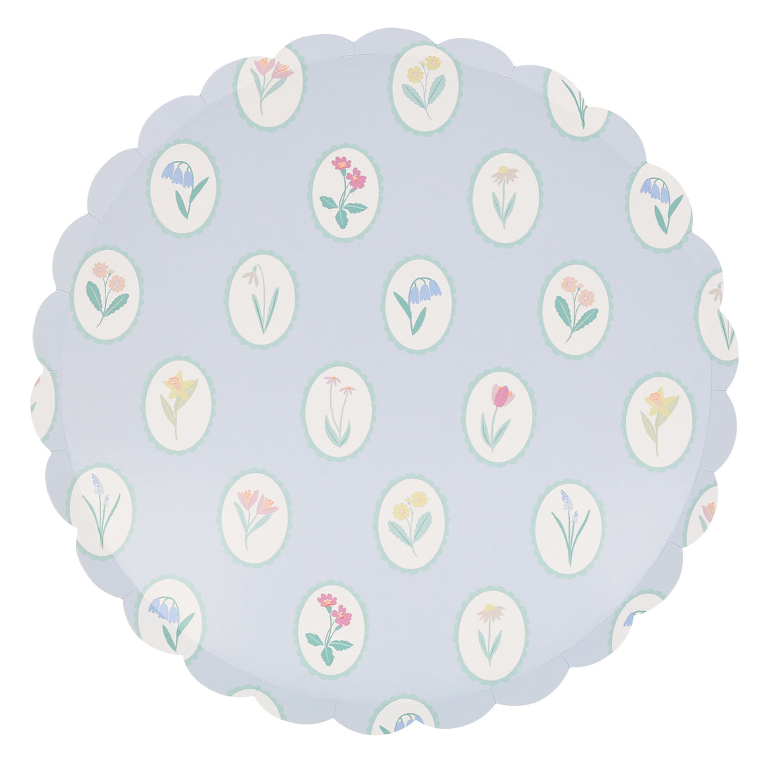 Our paper dinner plates are crafted in thick paper with a pretty floral design and pastel colors.