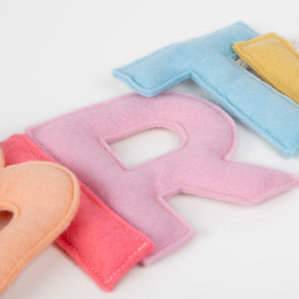 Our decorative garland, with the words Happy Birthday crafted in felt letters, is a wonderful birthday table decoration. Image4