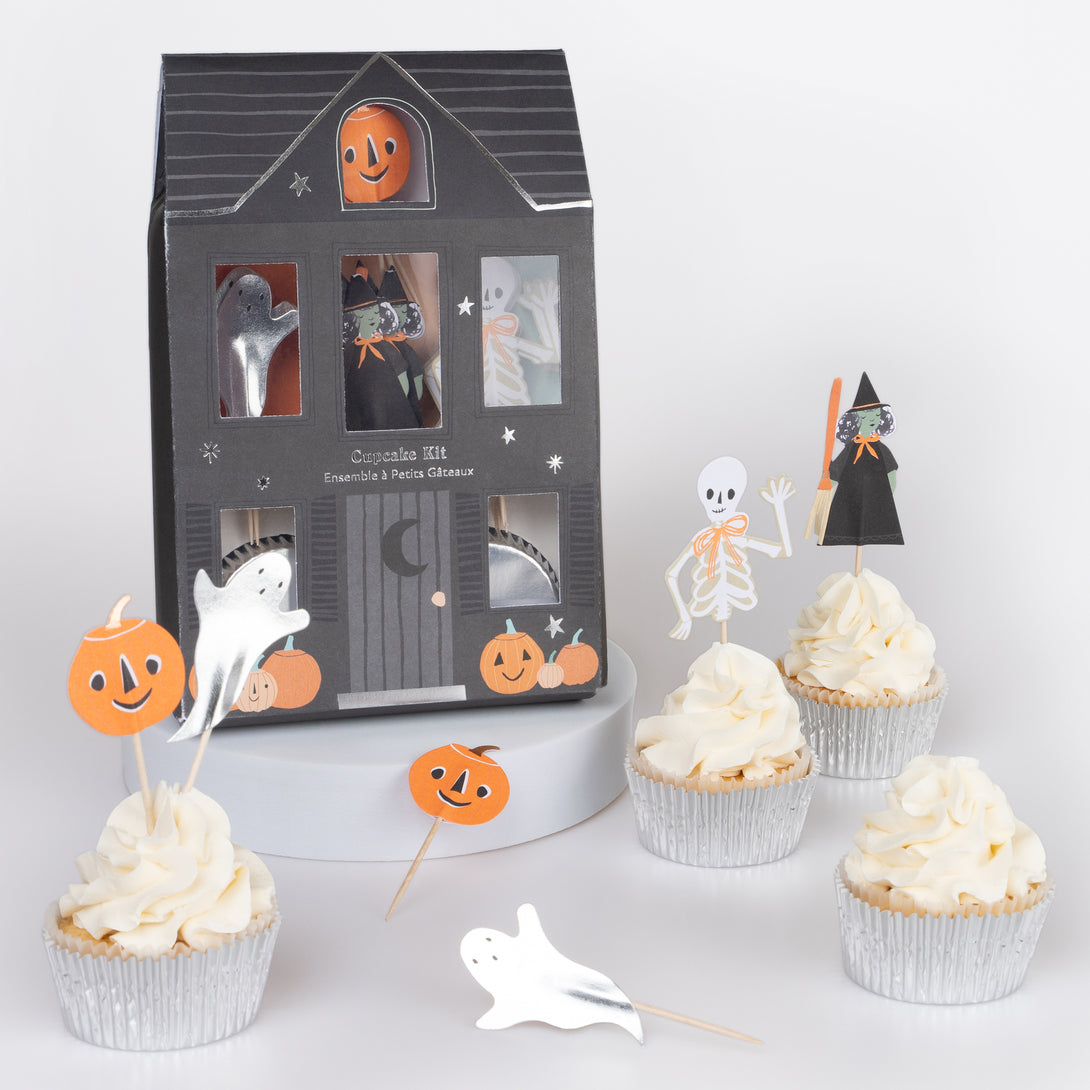 Make Halloween cupcakes look terrific with our cupcake kit, including cupcake toppers and cupcake cases.