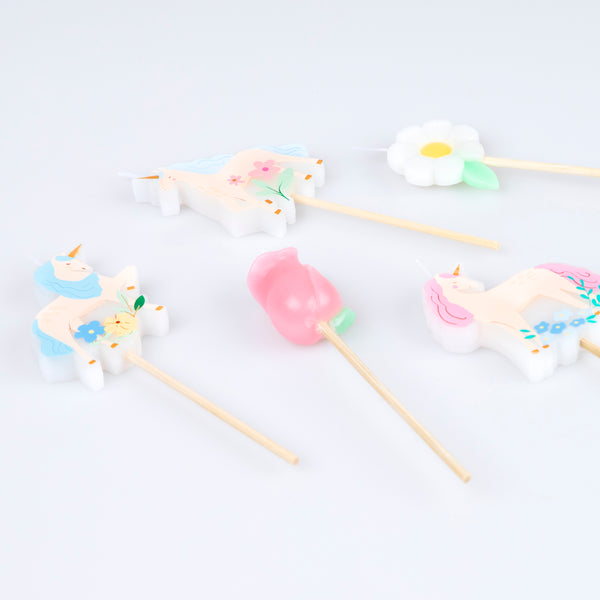 Our unicorn birthday candles features 3 unicorns and 2 flowers, for a really pretty effect. Image3