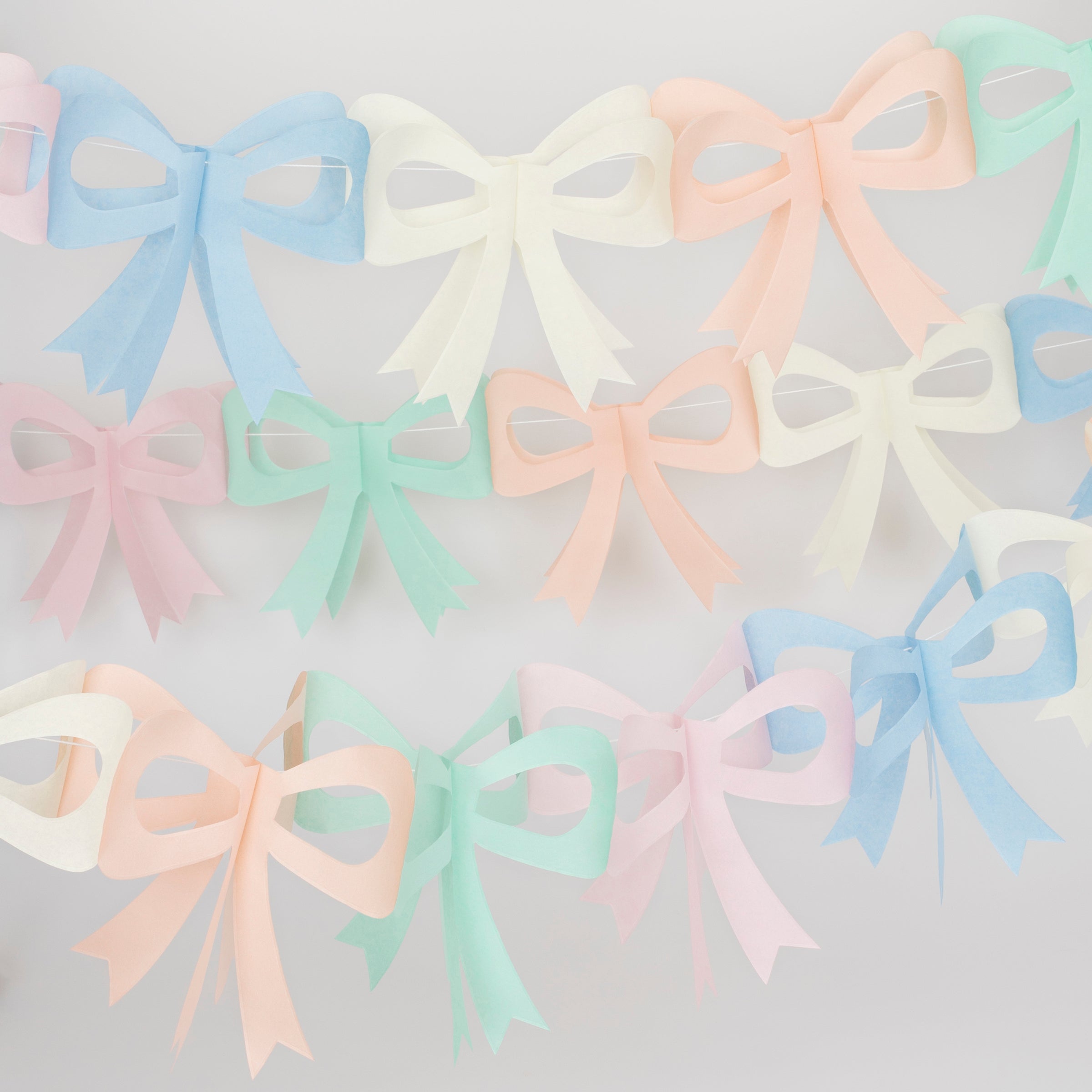Our pack of 3 party garlands, with colorful bows, is ideal as Easter decorations.