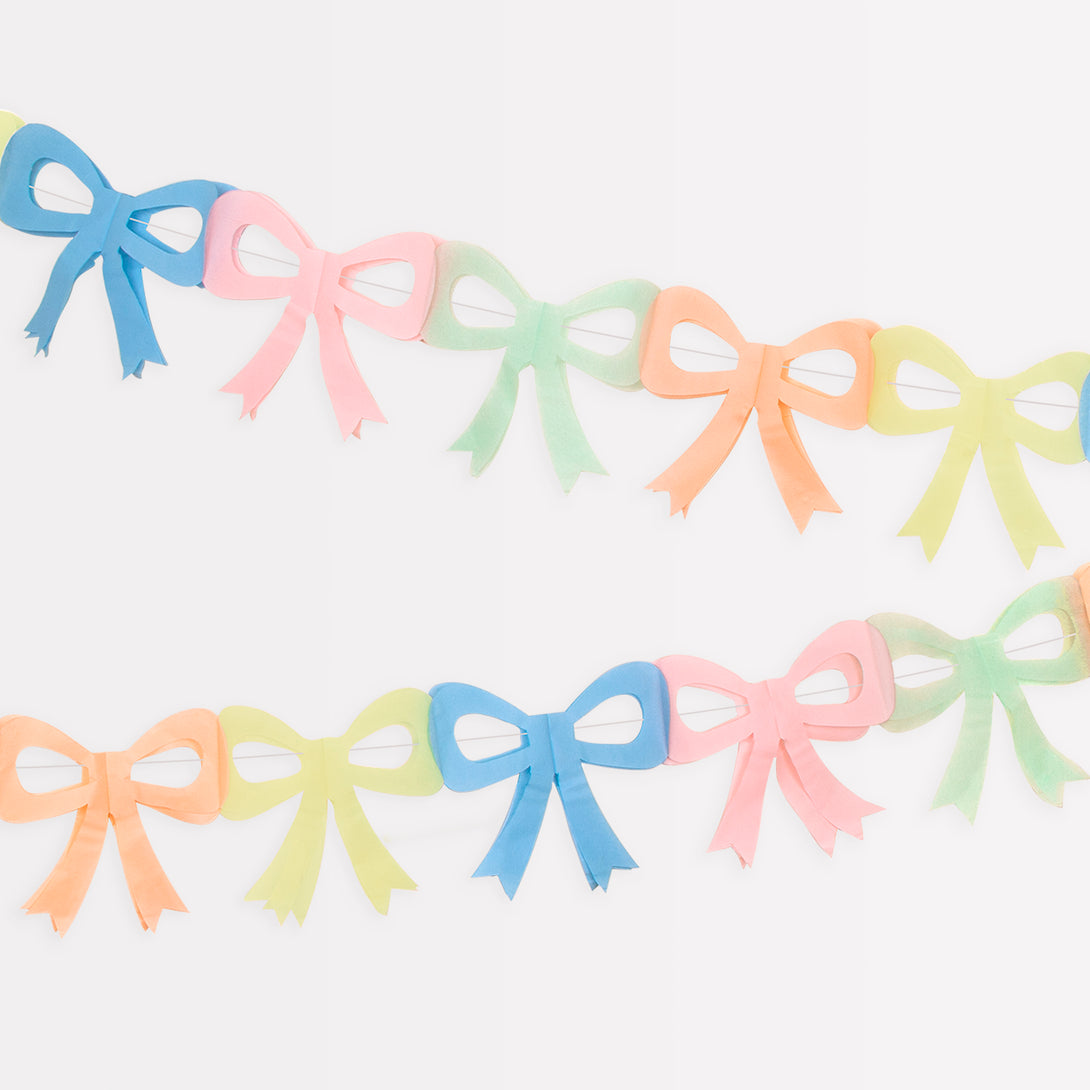 Our pack of 3 party garlands, with colorful bows, is ideal as Easter decorations.