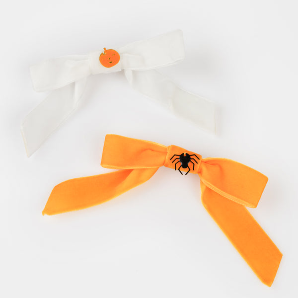 Our Halloween hair clips, crafted with velvet bows and Halloween character charms, look amazing. Image4