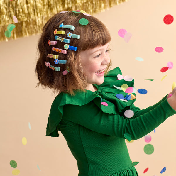 Our hair clips for kids feature enamel daises in a variety of colors, teamed with velvet ribbons and gold tone crocodile clips. Image2